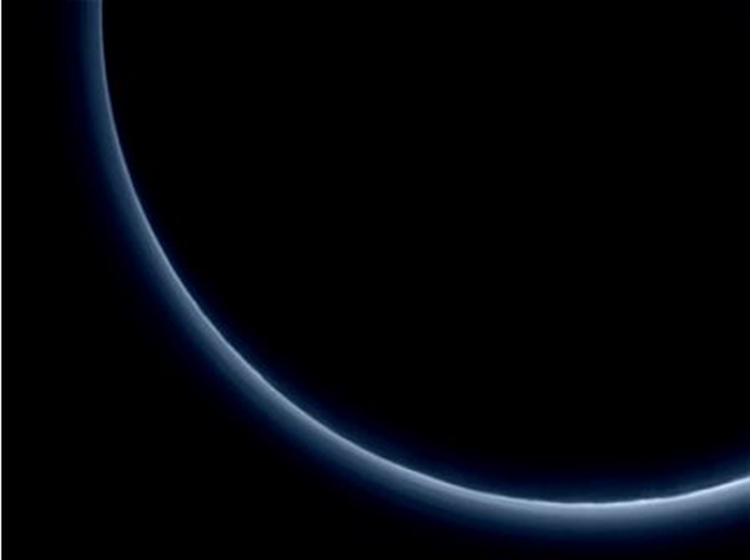Arkasından gelen güneş ışınları sayesinde silueti izlenen Plüton atmosferi (Telif: NASA/JHUAPL/SwRI) 