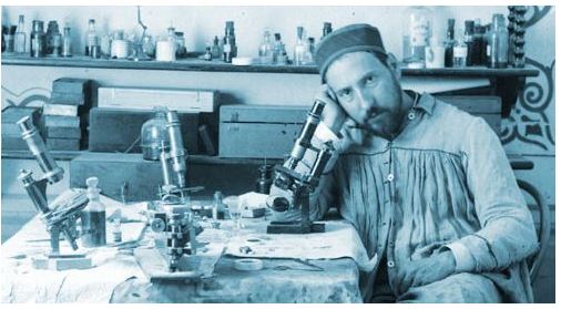 Fotoğraf : 1880’lerin ortasında Cajal en sevdiği enstrümanı olan mikroskobunun yanında. Muhtemelen zor bir günün sonu