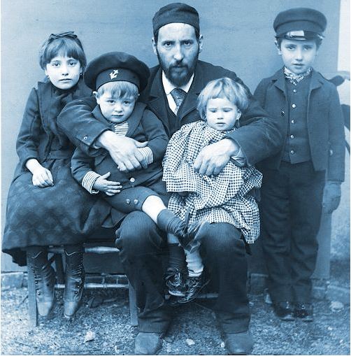 Fotoğraf :  1889’da Cajal çocukları  Fe, Santiago, Jorge ve Paula ile beraber.