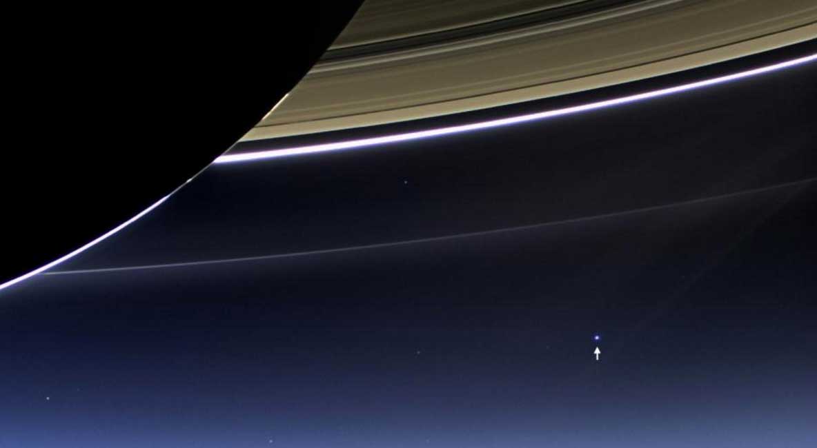 19 Temmuz 2013’te Cassini uzay aracı tarafından alınan görüntüde Satürn halkalarının altından gezegenimiz (okla gösterilen) – “Satürn de bizi görecek mi?” diye soranlara fikir vermesi açısından. Telif:NASA